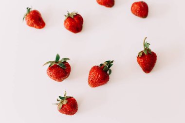 Beyaz arka planda izole edilmiş çilekler. Düz yatış, üst görünüm.
