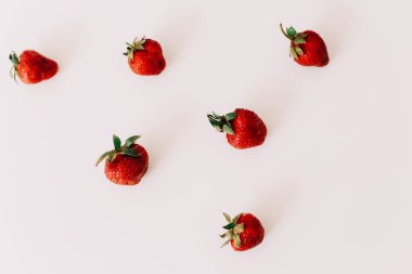 Beyaz arka planda izole edilmiş çilekler. Düz yatış, üst görünüm.