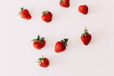 Beyaz arka planda izole edilmiş çilekler. Düz yatış, üst görünüm.