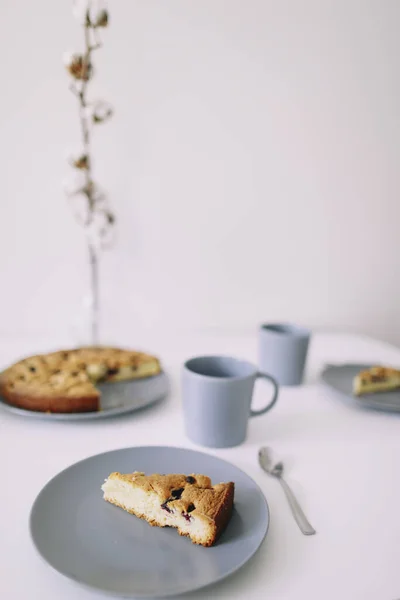 Potongan pie buatan sendiri dan teh panas di atas meja. Kue buatan sendiri. Memanggang di rumah. Sarapan, Masih hidup, tampilan atas, ruang copy — Stok Foto