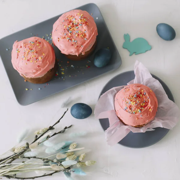 Húsvéti asztal húsvéti süteményekkel, festett tojásokkal és faágakkal. Kulich cukormázzal díszítve. Kellemes húsvéti koncepciót — Stock Fotó