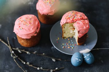 Mavi yumurtalar ve paskalya pastasıyla Paskalya sakin bir hayat. Kulich kremayla süslenmiş. Paskalya kompozisyonu. Düz konum, üst görünüm, kopyalama alanı