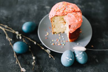 Mavi yumurtalar ve paskalya pastasıyla Paskalya sakin bir hayat. Kulich kremayla süslenmiş. Paskalya kompozisyonu. Düz konum, üst görünüm, kopyalama alanı