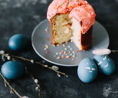 Mavi yumurtalar ve paskalya pastasıyla Paskalya sakin bir hayat. Kulich kremayla süslenmiş. Paskalya kompozisyonu. Düz konum, üst görünüm, kopyalama alanı