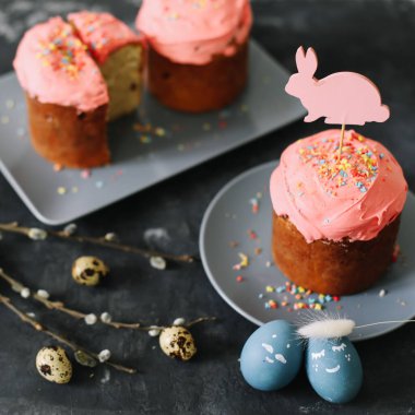 Mavi yumurtalar ve paskalya pastasıyla Paskalya sakin bir hayat. Kulich kremayla süslenmiş. Paskalya kompozisyonu. Düz konum, üst görünüm, kopyalama alanı