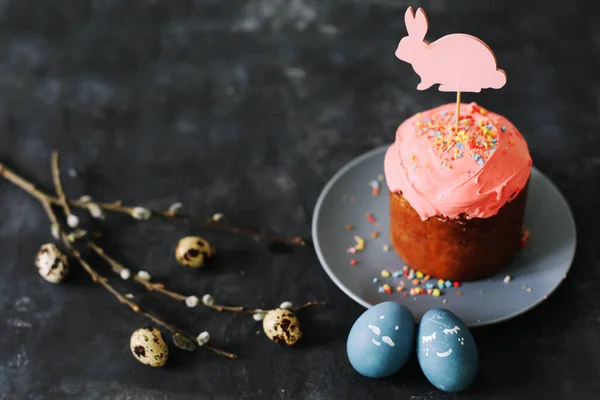 Húsvét csendes élet kék tojással és húsvéti tortával. Kulich cukormázzal díszítve. Húsvét kompozíció. Lapos fekvés, felülnézet, másolás — Stock Fotó