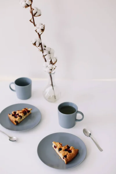 Sepotong pie di piring dengan secangkir teh di atas meja putih. Sarapan dengan teh dan kue. Fotografi makanan. Foto meja atas. Waktunya minum teh. — Stok Foto