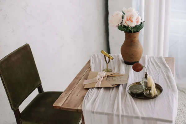 Tavolo da toilette romantico con un mazzo di peonie in un vaso e uno specchio. Interno camera da letto in stile vintage. Boudoir . — Foto Stock