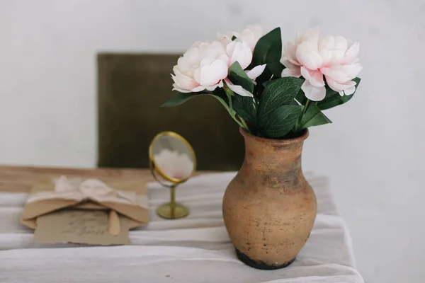 浪漫的梳妆台，花瓶里有一束牡丹，还有一面镜子。卧室内部的老式风格。Boudoir. — 图库照片