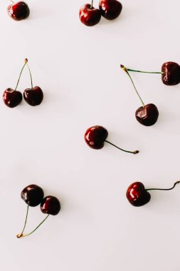 Beyaz arka planda izole edilmiş kirazlar. Düz yatış, üst görünüm.