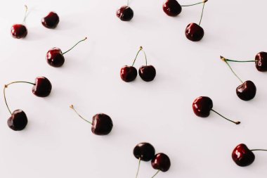 Beyaz arka planda izole edilmiş kirazlar. Düz yatış, üst görünüm.