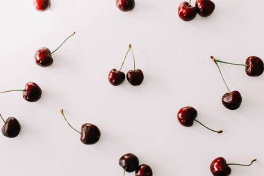Beyaz arka planda izole edilmiş kirazlar. Düz yatış, üst görünüm.