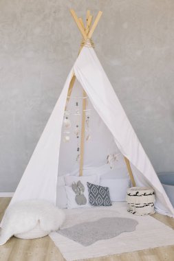 İskandinav tarzında çocuk odası. Gerçek fotoğrafta Scandi 'nin çocuk odası. Dekoratif boho tarzı kulübe, tenten, wigwam