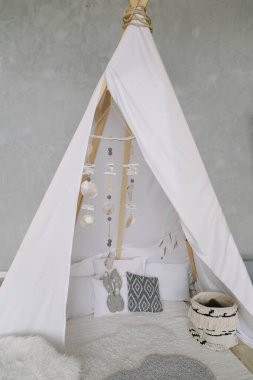 İskandinav tarzında çocuk odası. Gerçek fotoğrafta Scandi 'nin çocuk odası. Dekoratif boho tarzı kulübe, tenten, wigwam