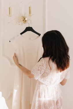 Gelinin moda gelinlik giymiş güzel portresi. Düğün sabahı, hazırlıklar, gelinlik, düğün detayları.