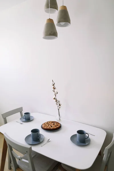 Fetta di torta fatta in casa e tè caldo sul tavolo. Pasticcini fatti in casa. Cuocere a casa. Prima colazione, Natura morta, vista dall'alto, copiare spazio — Foto Stock