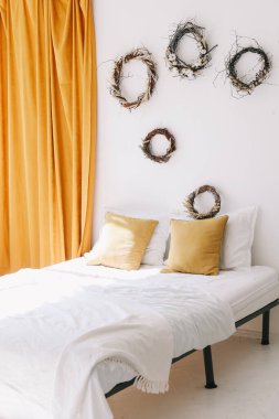 Modern ev iç tasarımı. Geniş yataklı, yastıklı, perdeli ve dekorasyonlu rahat bir yatak odası. Yatak odasının içi. Ev dekorasyonu.