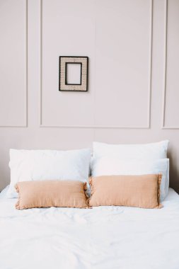 Yatak odasının içi. Geniş yatak ve yastıklı rahat bir yatak odası. Modern ev iç tasarımı. Ev dekorasyonu. Gerçek fotoğraf.