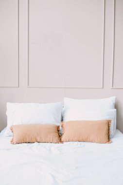 Yatak odasının içi. Geniş yatak ve yastıklı rahat bir yatak odası. Modern ev iç tasarımı. Ev dekorasyonu. Gerçek fotoğraf.