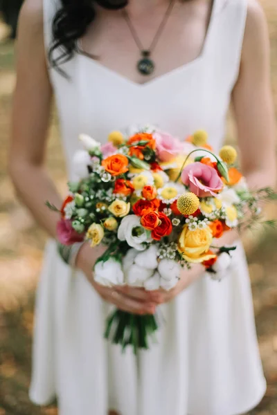 Sposa che tiene bouquet da sposa boho. Immagine per riviste e siti web in stile matrimonio, moda, decorazione floreale, fiorista — Foto Stock