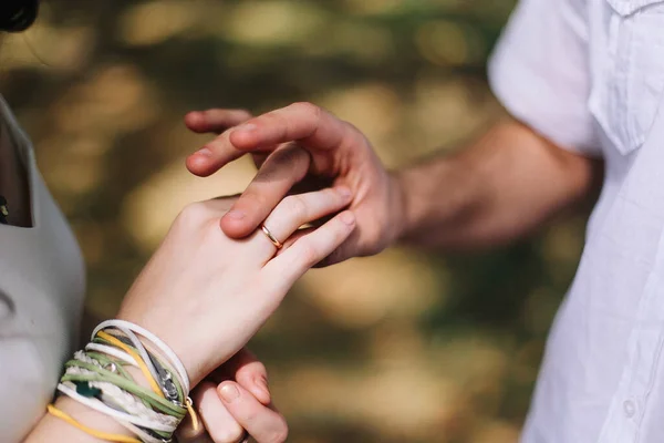 Groom met la bague sur le doigt de la mariée. Mains de marié et de mariée avec des anneaux. détails de mariage — Photo