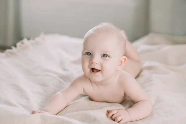 Bebe Sain Au Lit Joyeux Bebe Fille Heureuse Assis Et Jouant Un Portrait D Une Belle Petite Fille Enfance Concept De Garde D Enfants L Innocence Contexte Stock Photo