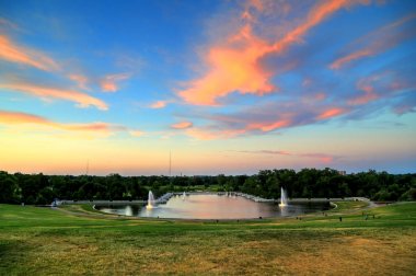 St. Louis, Missouri - 7 Temmuz 2017 - St. Louis Sanat Müzesi sanat tepe orman Park, St. Louis, Missouri üzerinde.