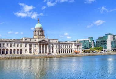 Dublin, İrlanda Liffey Nehri boyunca özel ev. 
