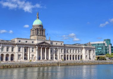 Dublin, İrlanda Liffey Nehri boyunca özel ev. 