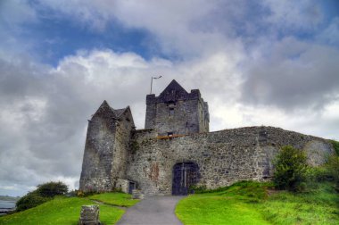 KINVARA, COUNTY GALway, IRELAND - 4 Haziran 2017 Dunguaire Kalesi 'nin kalıntıları.