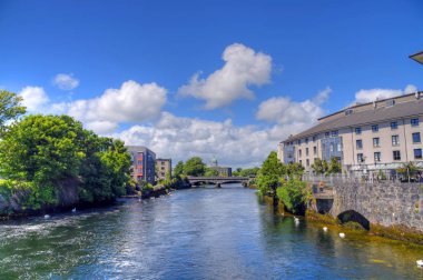 Galway, İrlanda ve nehir Corrib.