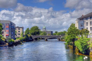Galway, İrlanda ve nehir Corrib.