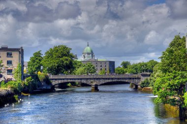 Galway, İrlanda ve nehir Corrib.