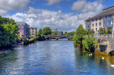 Galway, İrlanda ve nehir Corrib.