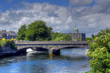 Galway, İrlanda ve nehir Corrib.