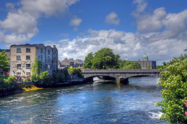 Galway, İrlanda ve nehir Corrib.