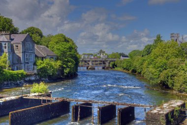 Galway, İrlanda ve nehir Corrib.