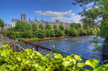 Galway, İrlanda ve nehir Corrib.