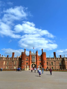 East Molesey, İngiltere - 26 Mayıs 2015 - A view Hampton Court Palace, Richmond upon Thames, Londra ilçesinde bir Kraliyet Sarayı.
