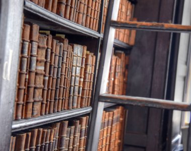 Dublin, İrlanda - 30 Mayıs 2017: Trinity College Dublin eski kütüphanesinde uzun Odaya.