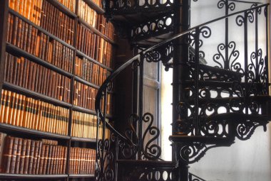Dublin, İrlanda - 30 Mayıs 2017: Trinity College Dublin eski kütüphanesinde uzun Odaya.