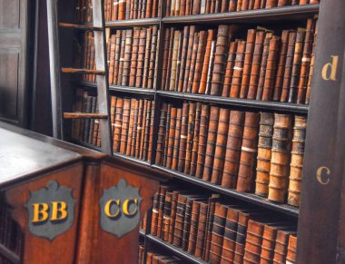 Dublin, İrlanda - 30 Mayıs 2017: Trinity College Dublin eski kütüphanesinde uzun Odaya.