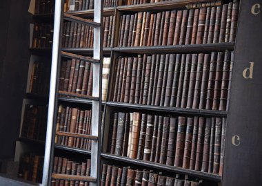 Dublin, İrlanda - 30 Mayıs 2017: Trinity College Dublin eski kütüphanesinde uzun Odaya.