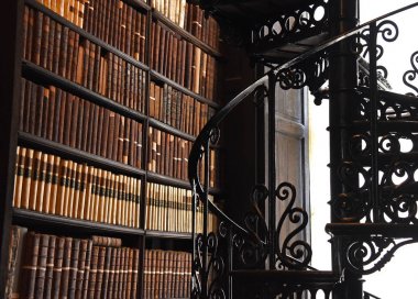 Dublin, İrlanda - 30 Mayıs 2017: Trinity College Dublin eski kütüphanesinde uzun Odaya.