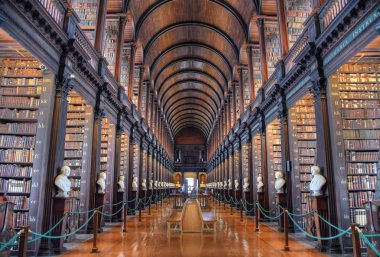 Dublin, İrlanda - 30 Mayıs 2017: Trinity College Dublin eski kütüphanesinde uzun Odaya.