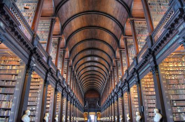 Dublin, İrlanda - 30 Mayıs 2017: Trinity College Dublin eski kütüphanesinde uzun Odaya.