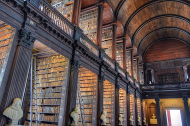 Dublin, İrlanda - 30 Mayıs 2017: Trinity College Dublin eski kütüphanesinde uzun Odaya.