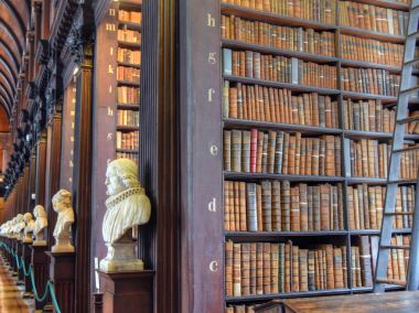Dublin, İrlanda - 30 Mayıs 2017: Trinity College Dublin eski kütüphanesinde uzun Odaya.
