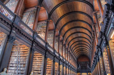 Dublin, İrlanda - 30 Mayıs 2017: Trinity College Dublin eski kütüphanesinde uzun Odaya.