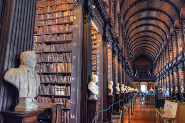 Dublin, İrlanda - 30 Mayıs 2017: Trinity College Dublin eski kütüphanesinde uzun Odaya.